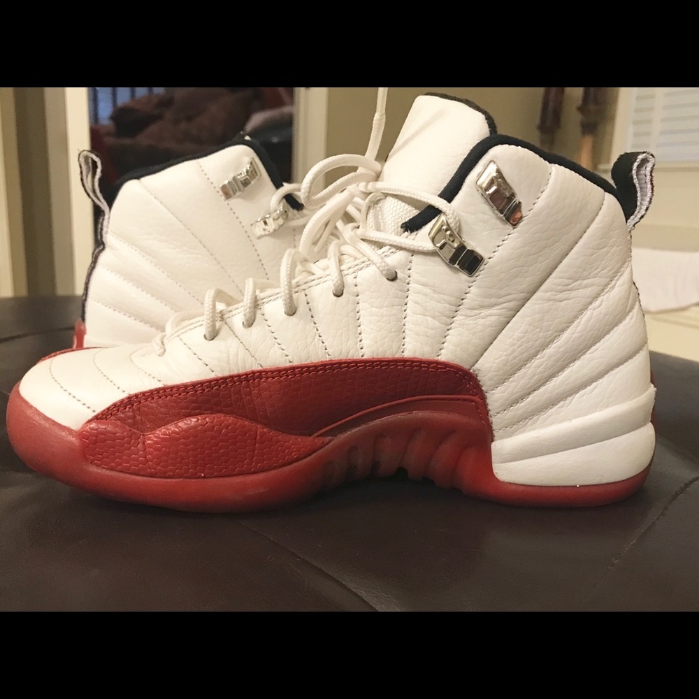 12s red white